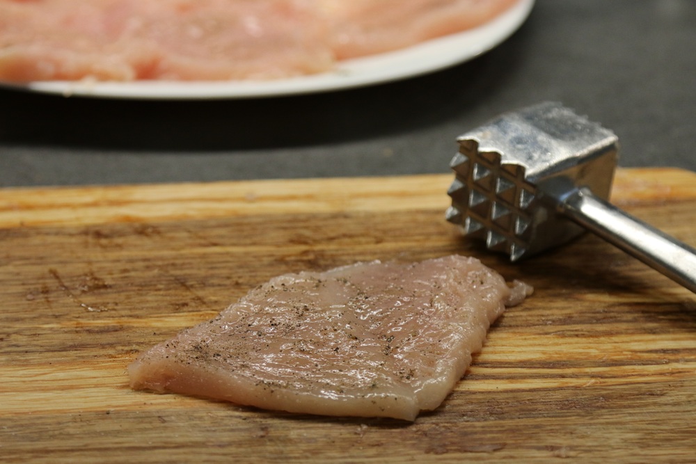 Sagriež vistas fileju aptuveni 3 daļās un nedaudz izklapē ar gaļas āmuru. Lielākus gabalus var sagri