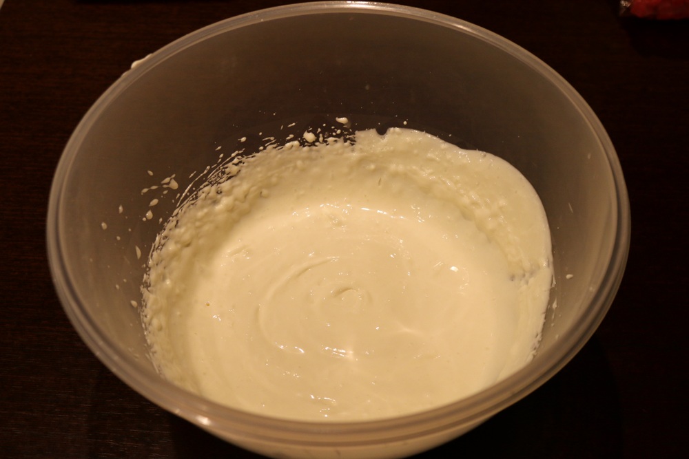 Lielā traukā liek svaigo sieru, kuram pievieno iebiezināto pienu, pēc tam piespiež citrona sulu, ja 
