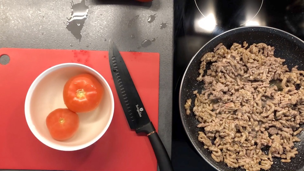 Kamēr gaļas cepas, blanšē tomātus (liek tomātus verdošā ūdenī uz dažām minūtēm), lai pēc tam vieglāk